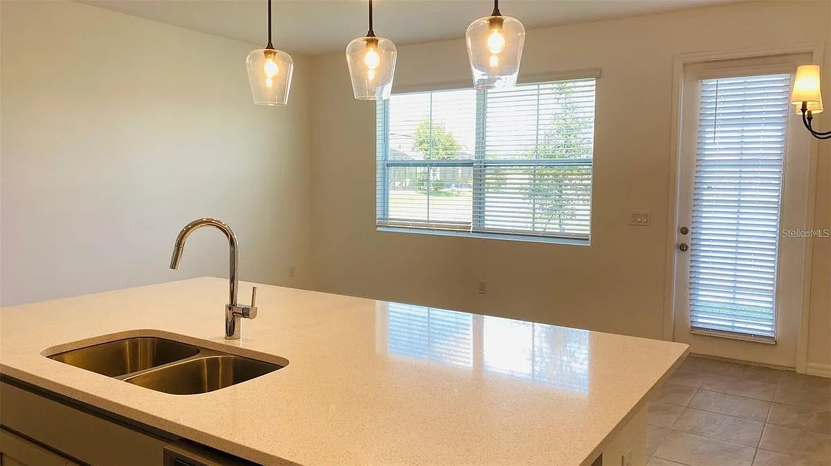 3 bed, 2.5 bath, 1578 sqft, $1,995 — Photo 4