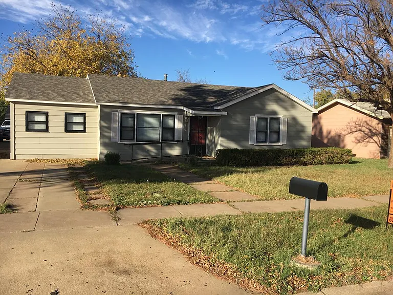 407 Terrace Cir — Photo 1