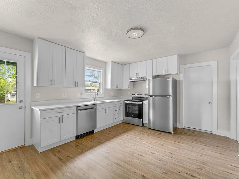 1430 S Campbell Ave — Photo 5