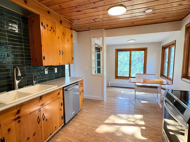 198 Kelly Rd E — Photo 6