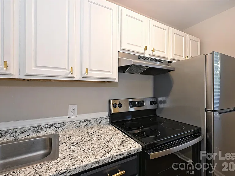 951 Hollywood St — Photo 30