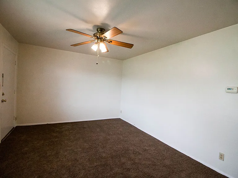 2213 Peirce Ave — Photo 4