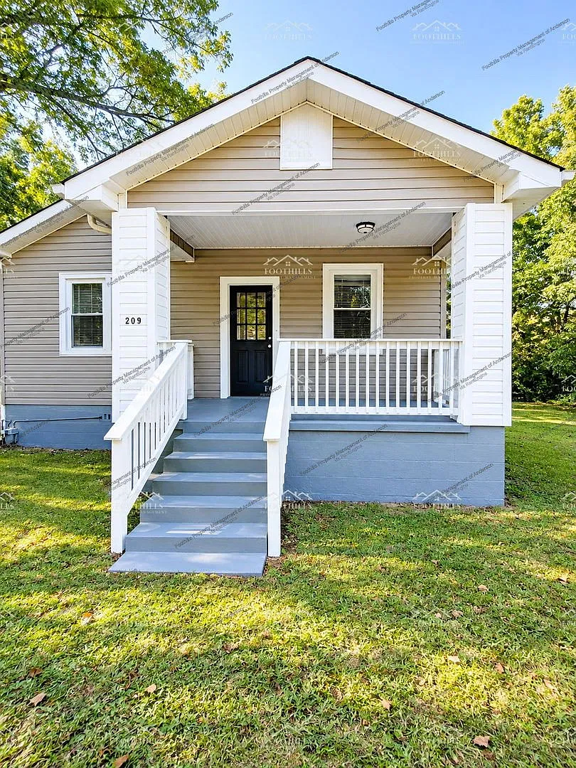 2 bed, 1.0 bath, 1260 sqft, $1,300 — Photo 1