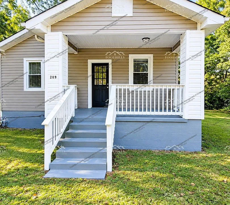 209 Oak Dr