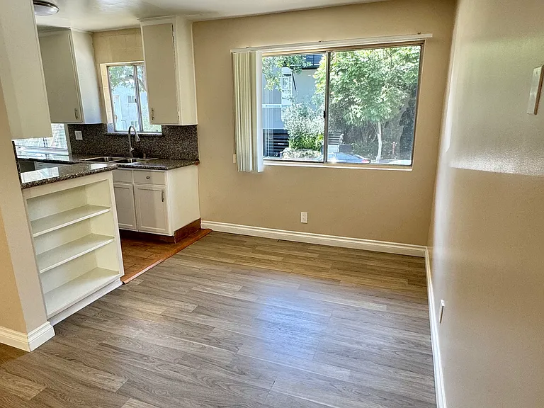 1040 N Laurel Ave #1 — Photo 2