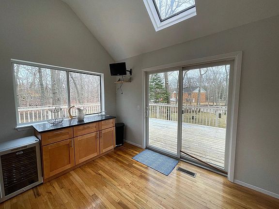 4th image of 19 Washington Ave
