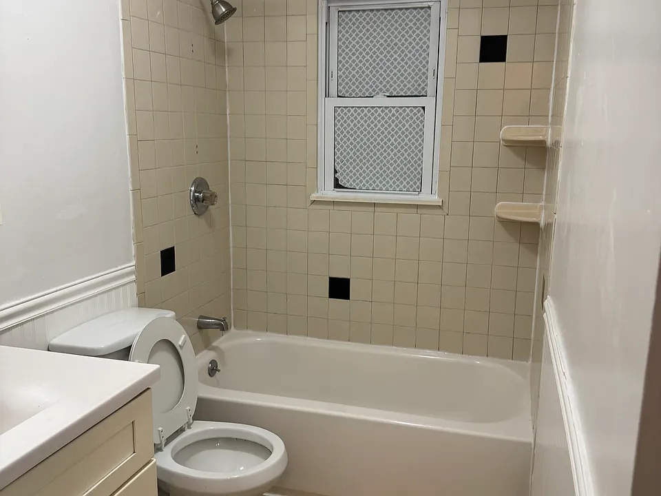 73 Montgomery Ave #1RST