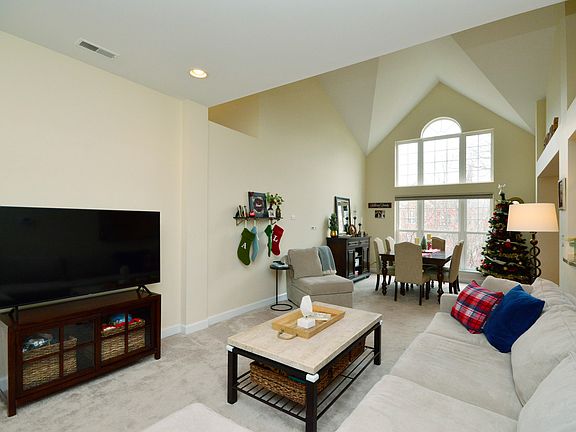 3rd image of 2738 Langley Cir