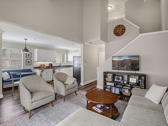 3rd image of 433 Creekside Ln