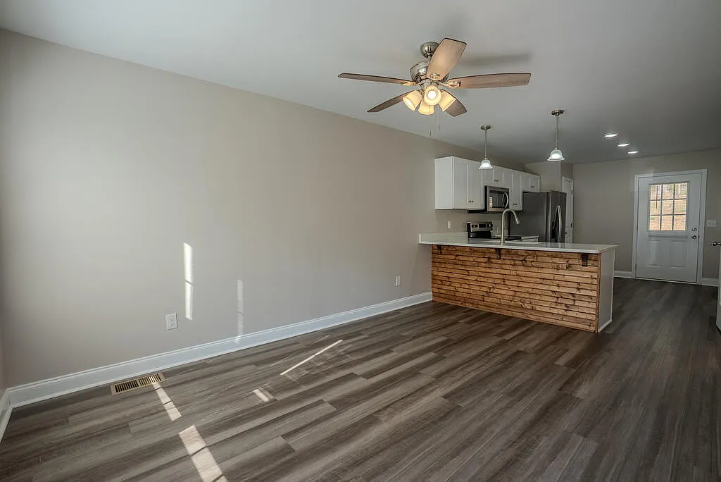 4 bed, 4.0 bath, 900 sqft, $1,300 — Photo 3
