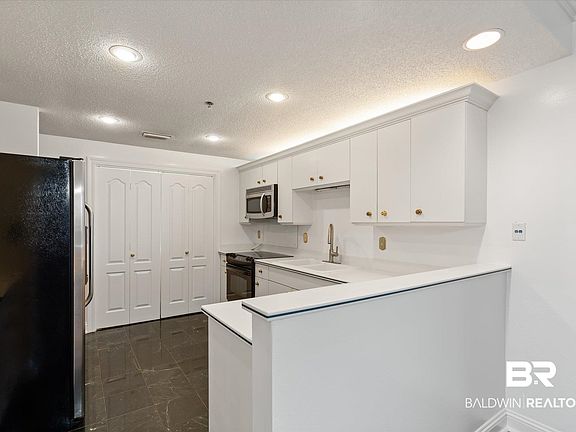 3rd image of 100 Tower Dr APT 501