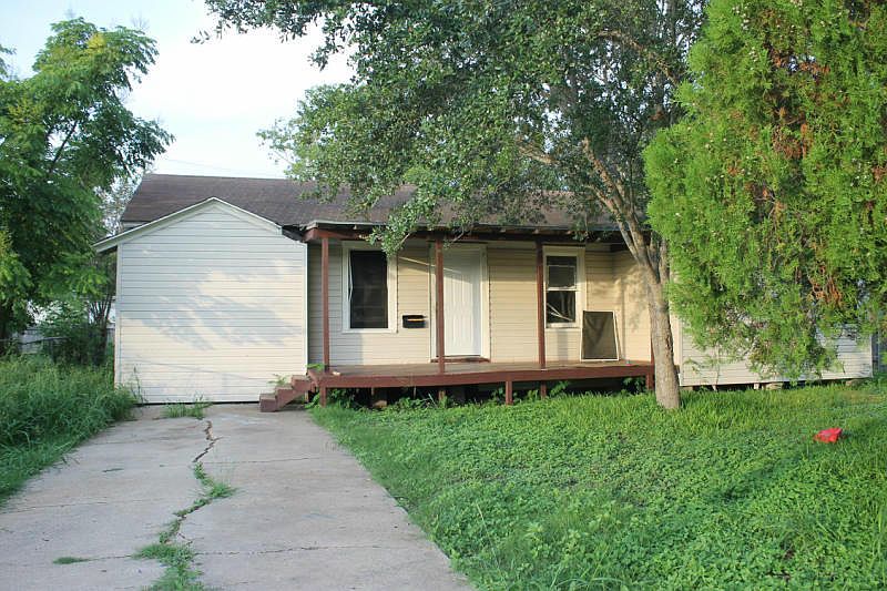 1st image of 222 W Vanderbilt Dr