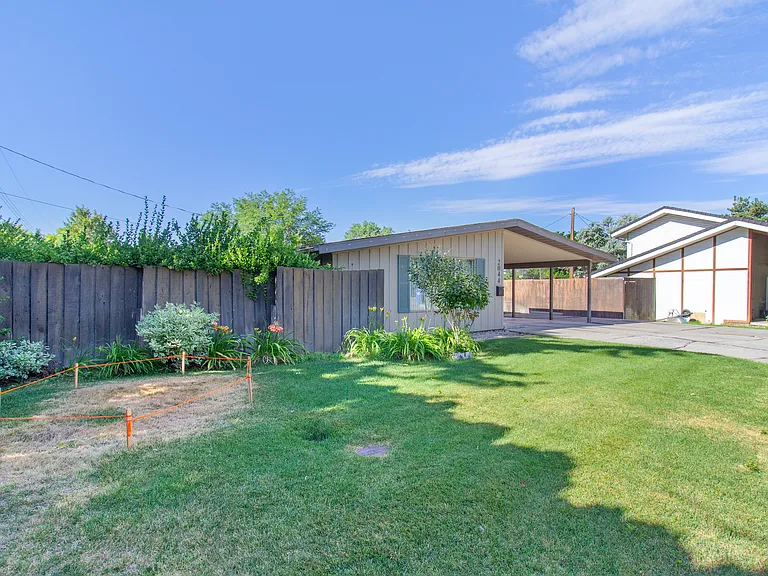 2044 Sunrise Cir — Photo 3