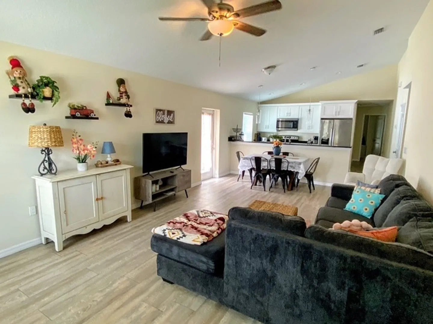 Modern, Fully Furnished 3-Bedroom Home with Fenced Backyard in Tampa! — Photo 2