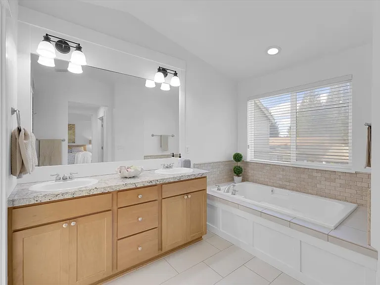 12800 NE 154th St — Photo 42