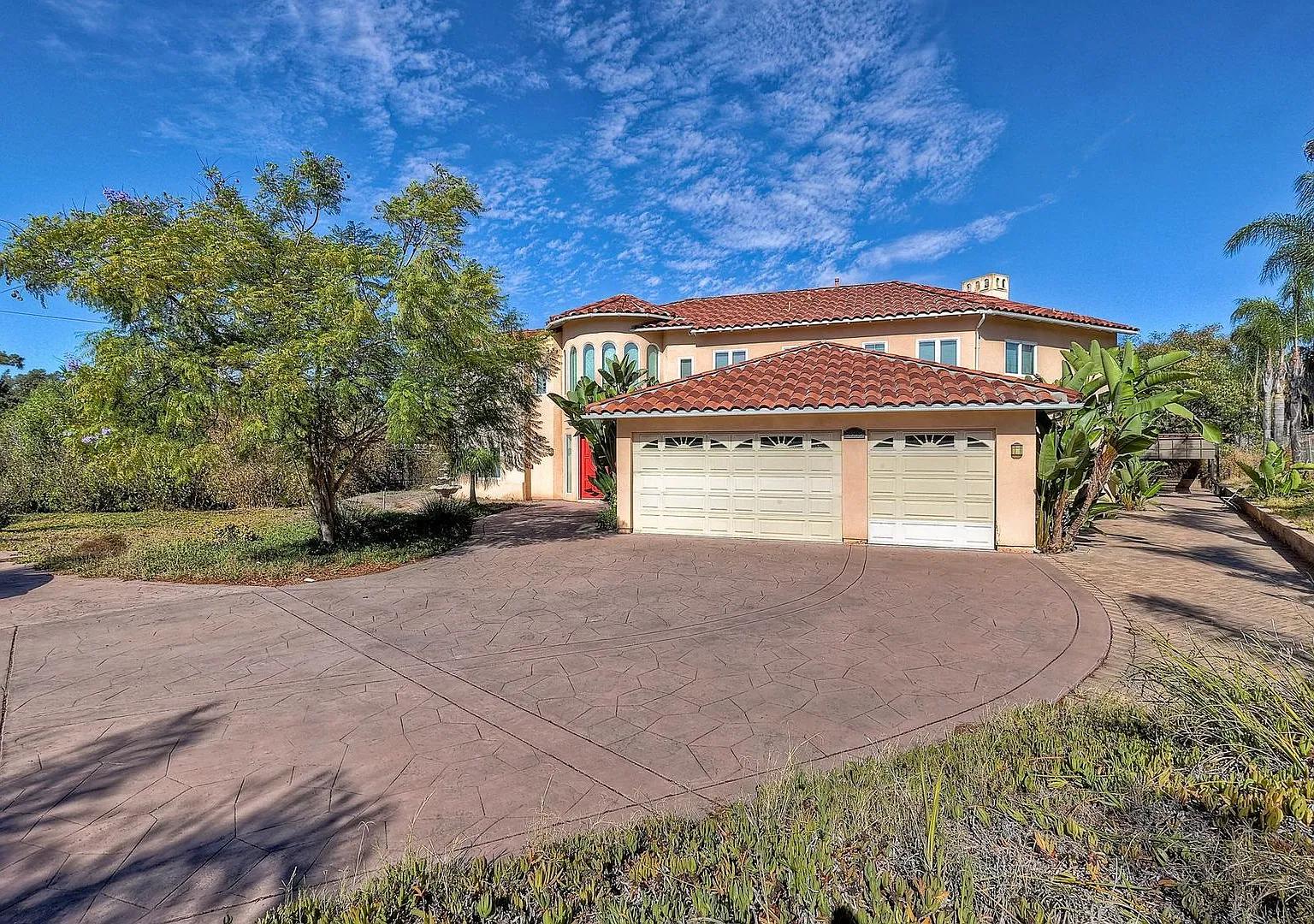 Spacious 7-Bedroom Bonita Home with 5 Bathrooms and 3-Car Garage — Photo 2