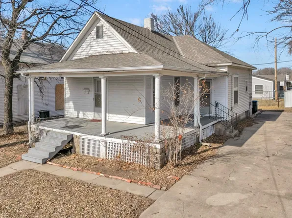 512 Lakeside Pl, Newton, KS 67114