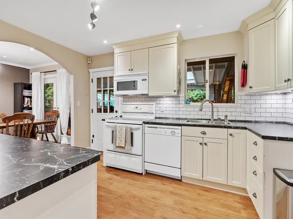 4921 44a Ave, Delta, BC V4K 1E6