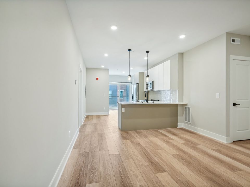 1st image of 2635 W Jefferson St #305
