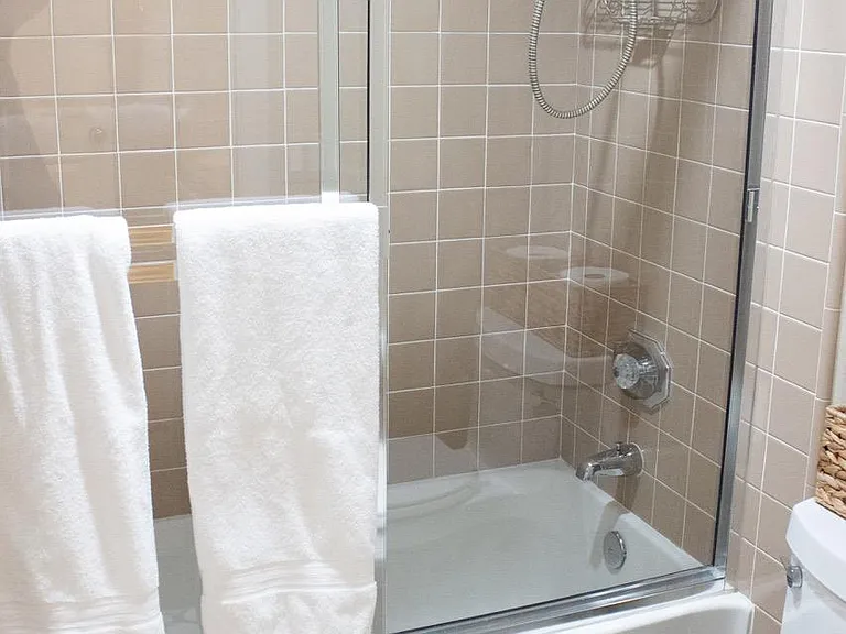 Second bathroom tub/shower combo