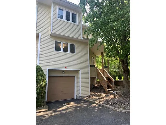 78 Village Grn photo 1