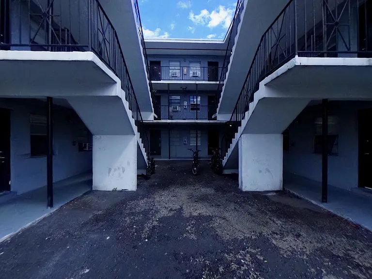 Centrally Located Gated Property Just Outside of Downtown Miami — Photo 34