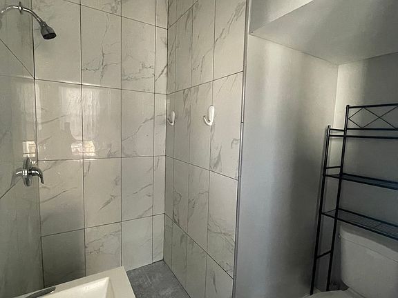 4th image of 521 Kearny Ave #1L