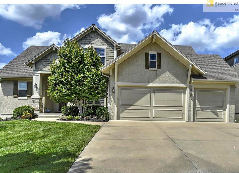 Welcome home! Wonderful curb appeal.