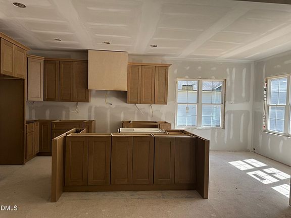 5th image of 935 Lynch Rd