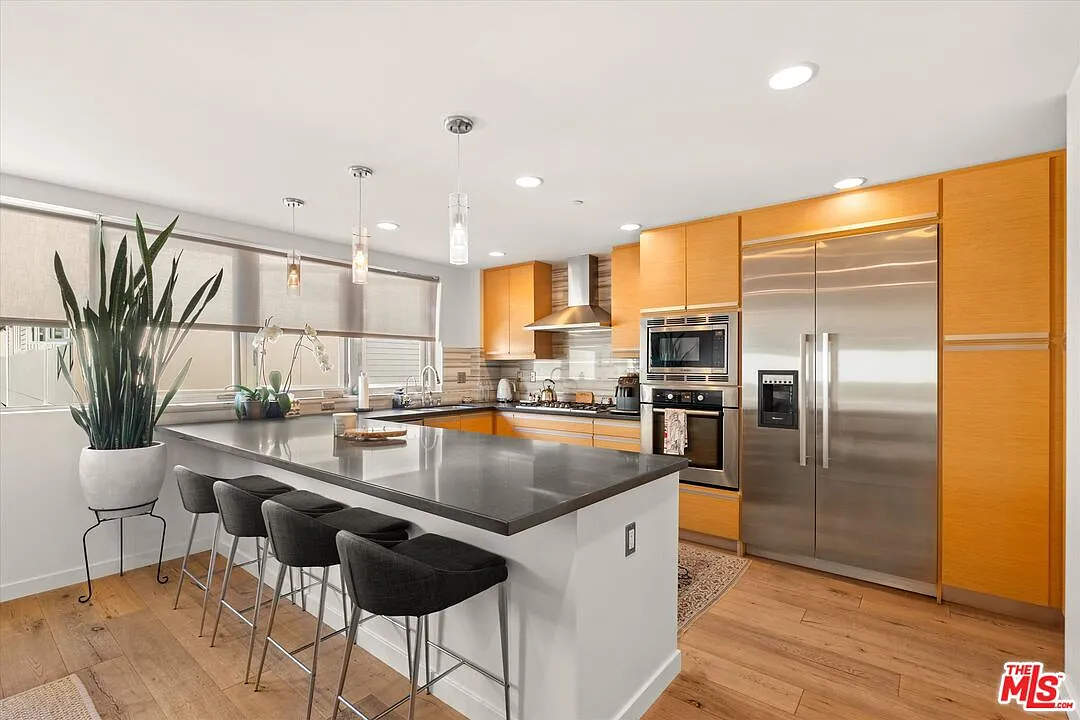 2 bed, 3.0 bath, 1950 sqft, $8,485 — Photo 2