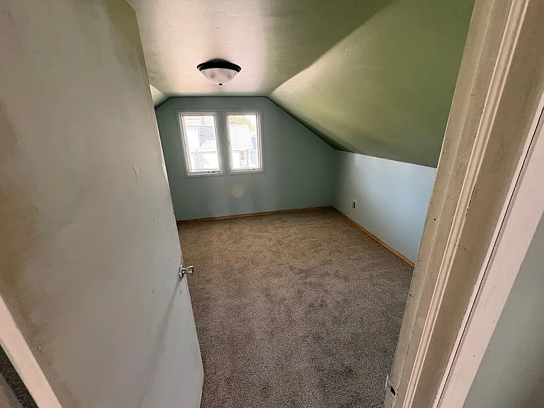 232 N Pine St — Photo 9