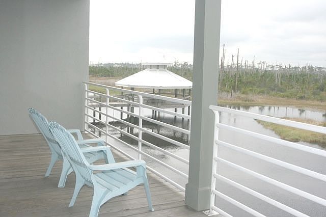 Relaxing 2nd Floor Balcony Overlooking Lake 