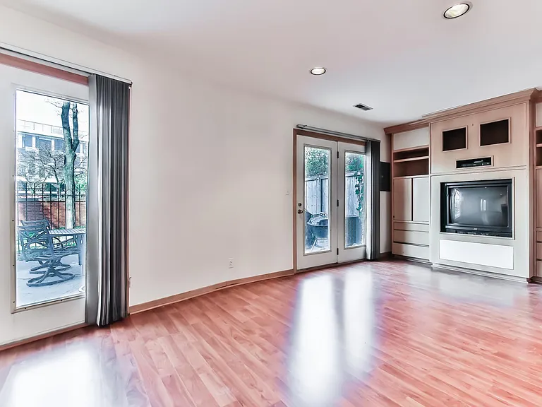 616 S Laflin St #F — Photo 4