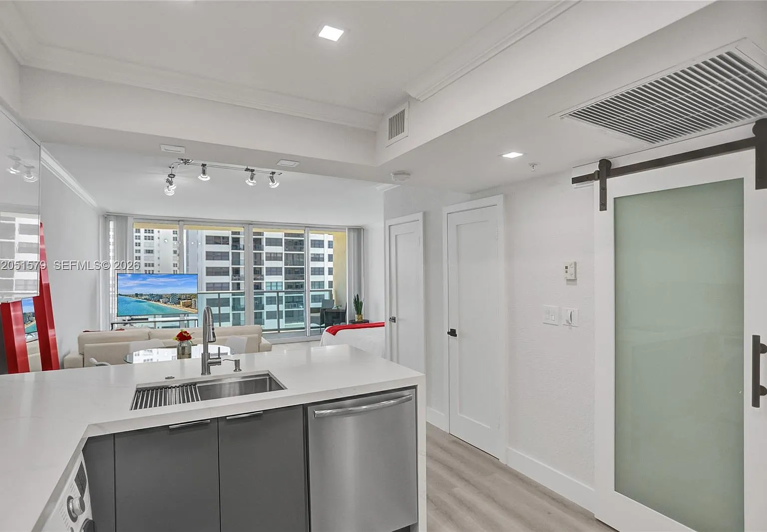 Wave Condo — Photo 3