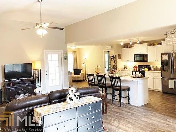 5th image of 230 Stillwater Dr