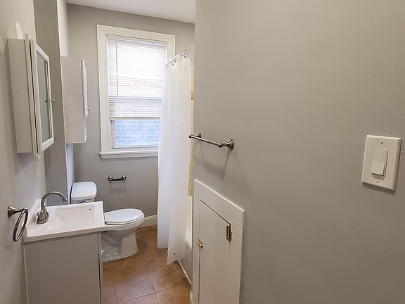 4th image of 400-418 W Walnut Ln #406