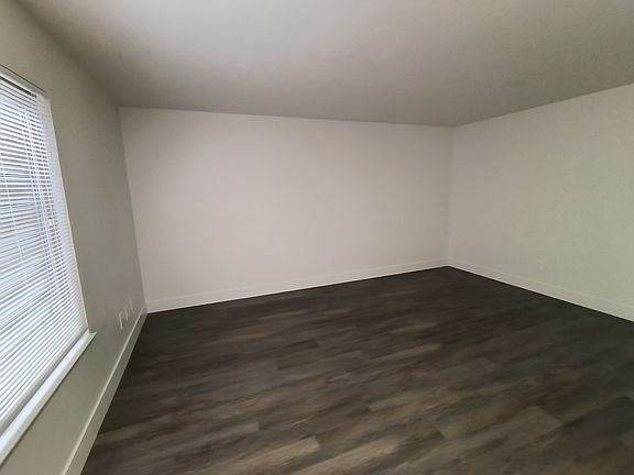 5th image of 3524 Larchmont Square Ln