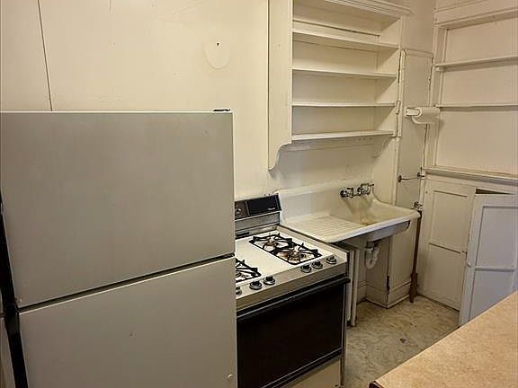 4th image of 419 23rd Pl NE