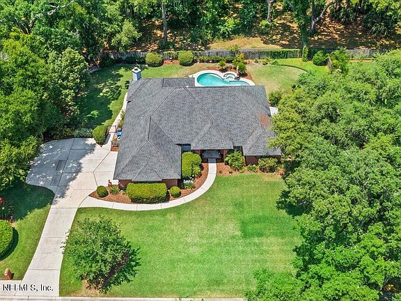 2nd image of 1127 Secret Oaks Pl
