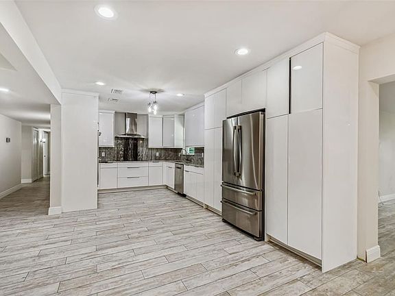 3rd image of 4408 W Clear Ave