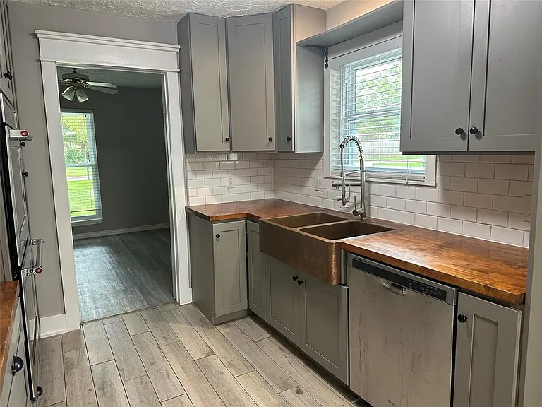 228 Oak Manor Dr — Photo 12