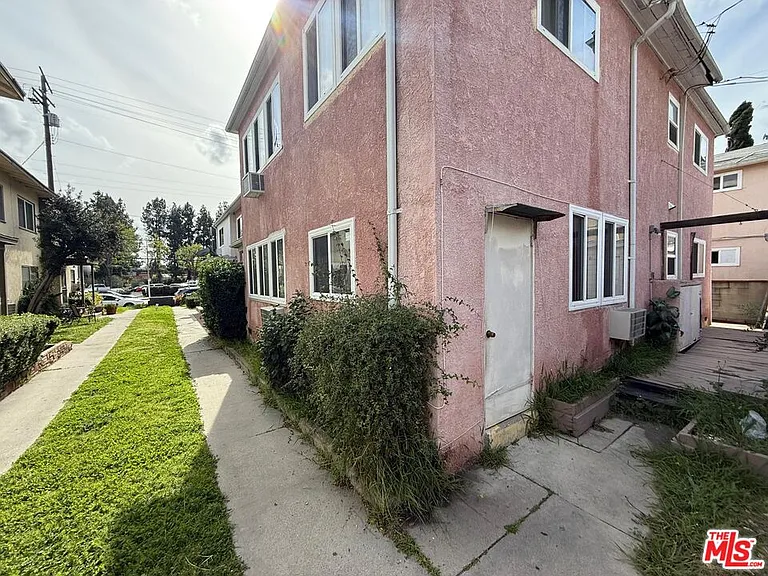 13233 Oxnard St #4 — Photo 17