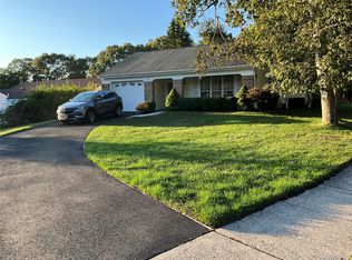 2 Kingston Dr, Ridge, NY 11961