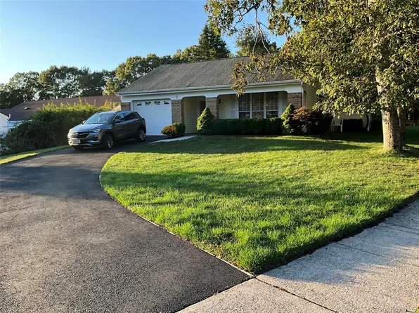 2 Kingston Drive, Ridge, NY 11961