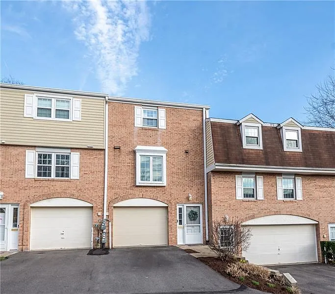 36 Oxford Ct photo 1