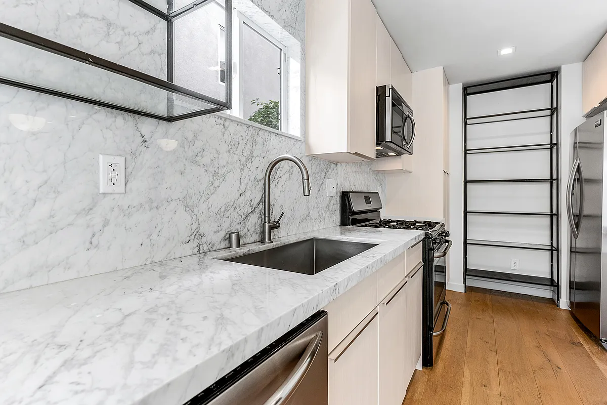 Building Photo - 938 N Croft Ave #2