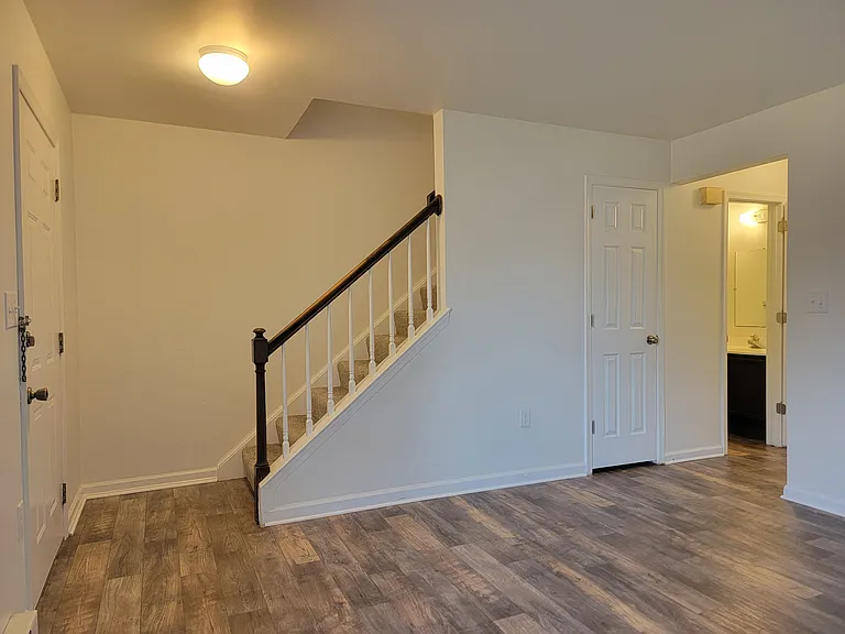 102 Bradford Dr — Photo 4