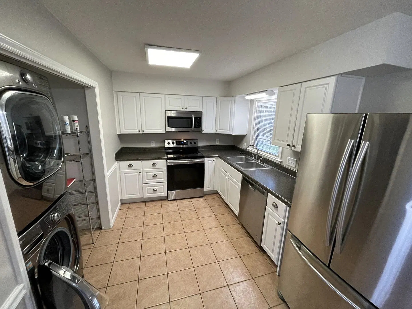3 bd 1.5 ba Ranch with a garage and screen in deck — Photo 4