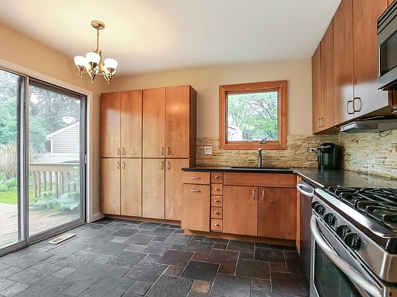 5th image of 1020 Churchill Dr