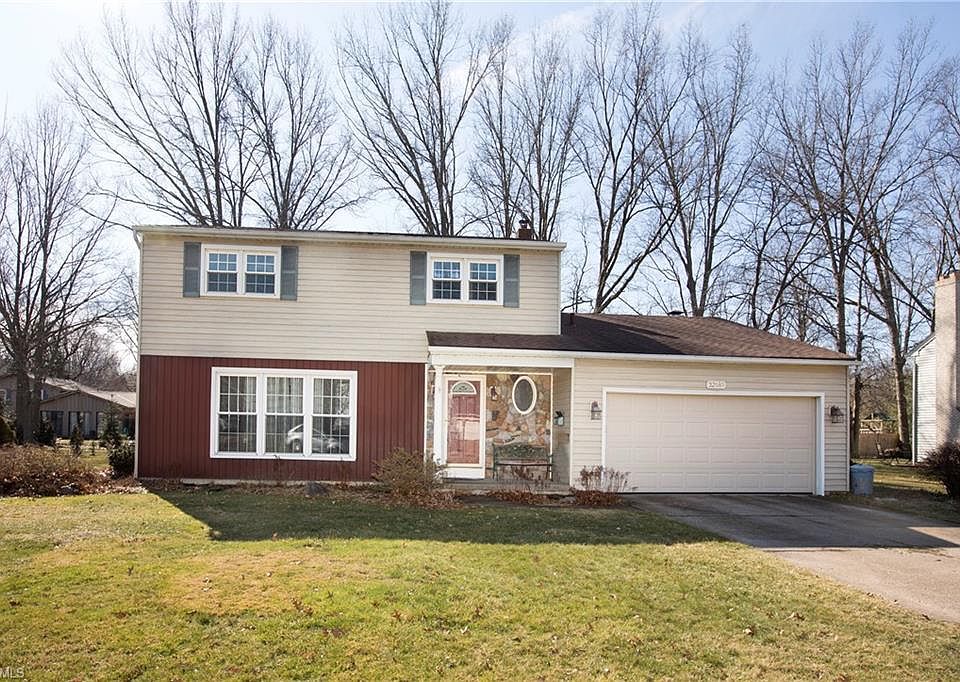 1st image of 32689 Surrey Ln